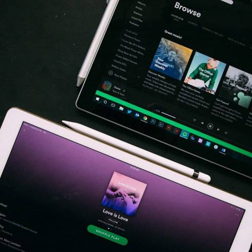 Spotify——⾳乐产业的救世主？